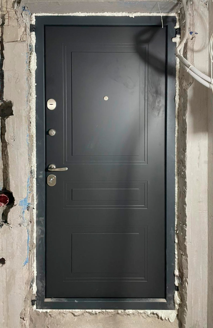 Входная дверь в квартиру 371АР1 вид изнутри