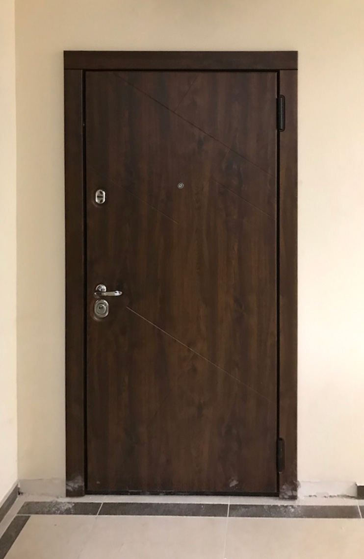 Входная дверь в квартиру 10АР1 вид снаружи