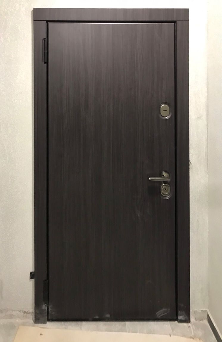 Входная дверь в квартиру 152АР1 вид снаружи