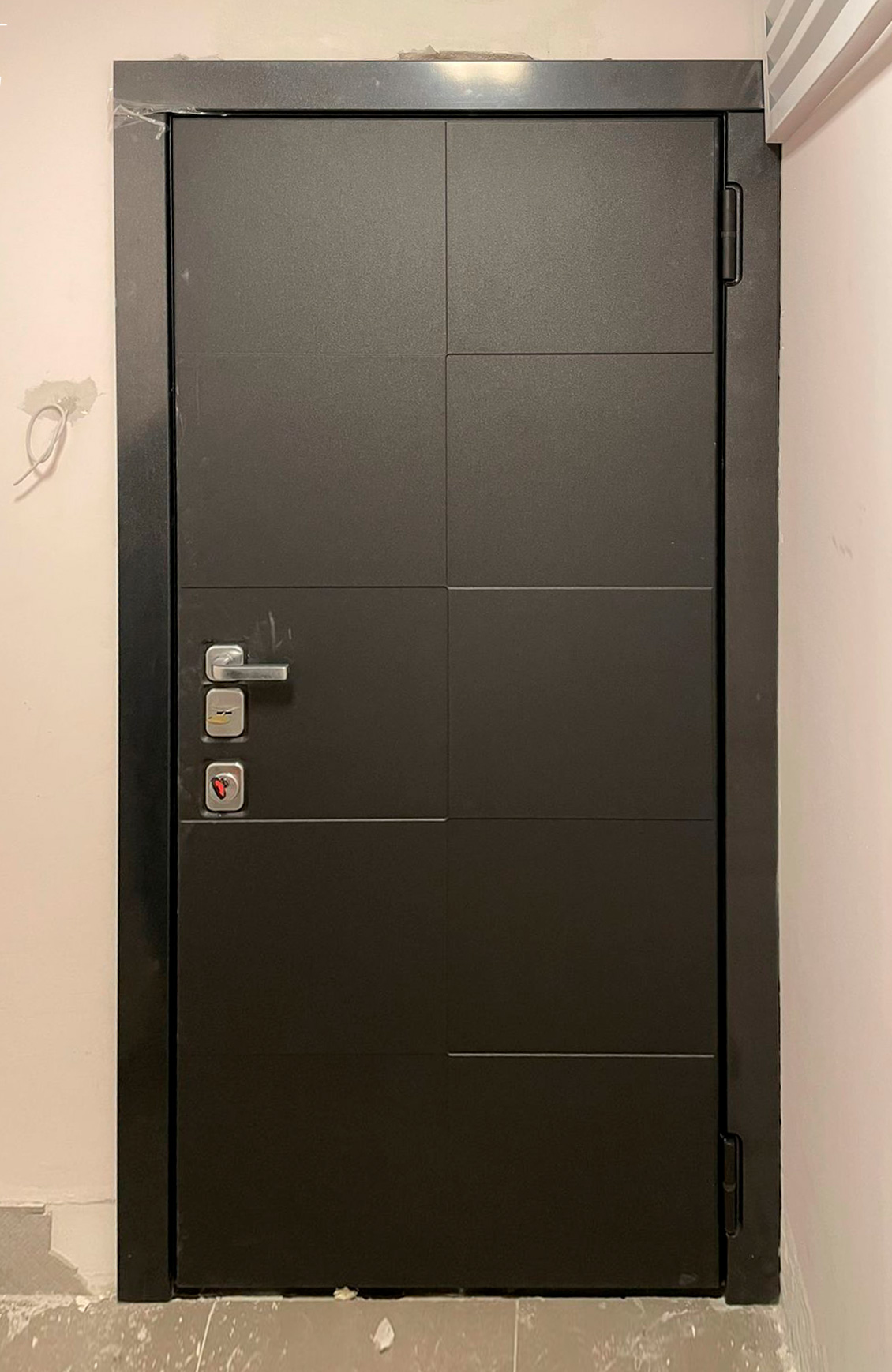Входная дверь в квартиру 339АР1 вид снаружи