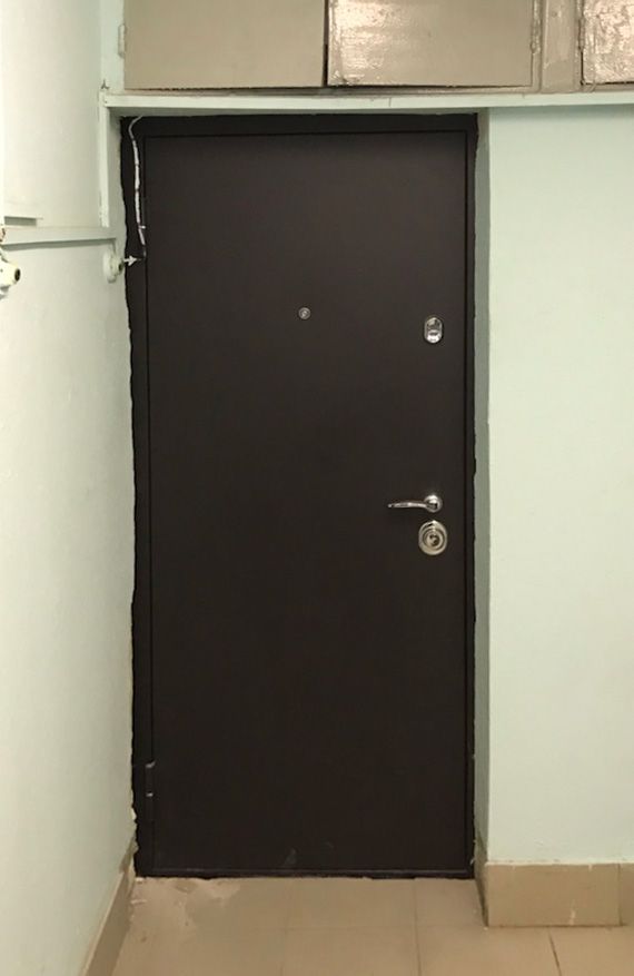 Входная дверь в квартиру 459АР1 вид снаружи