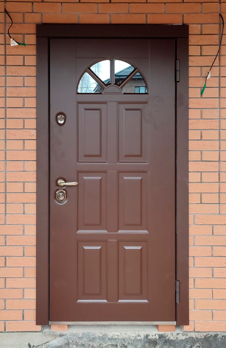 Входная дверь в частный дом 207АР1 вид снаружи