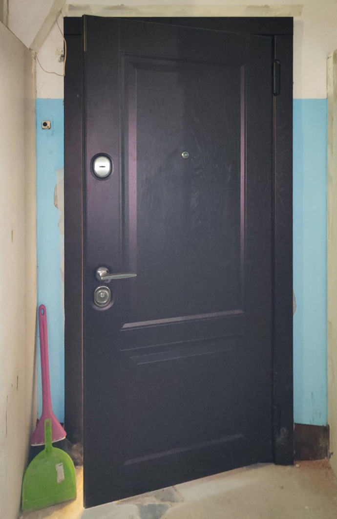 Входная дверь в квартиру 392АР1 вид снаружи