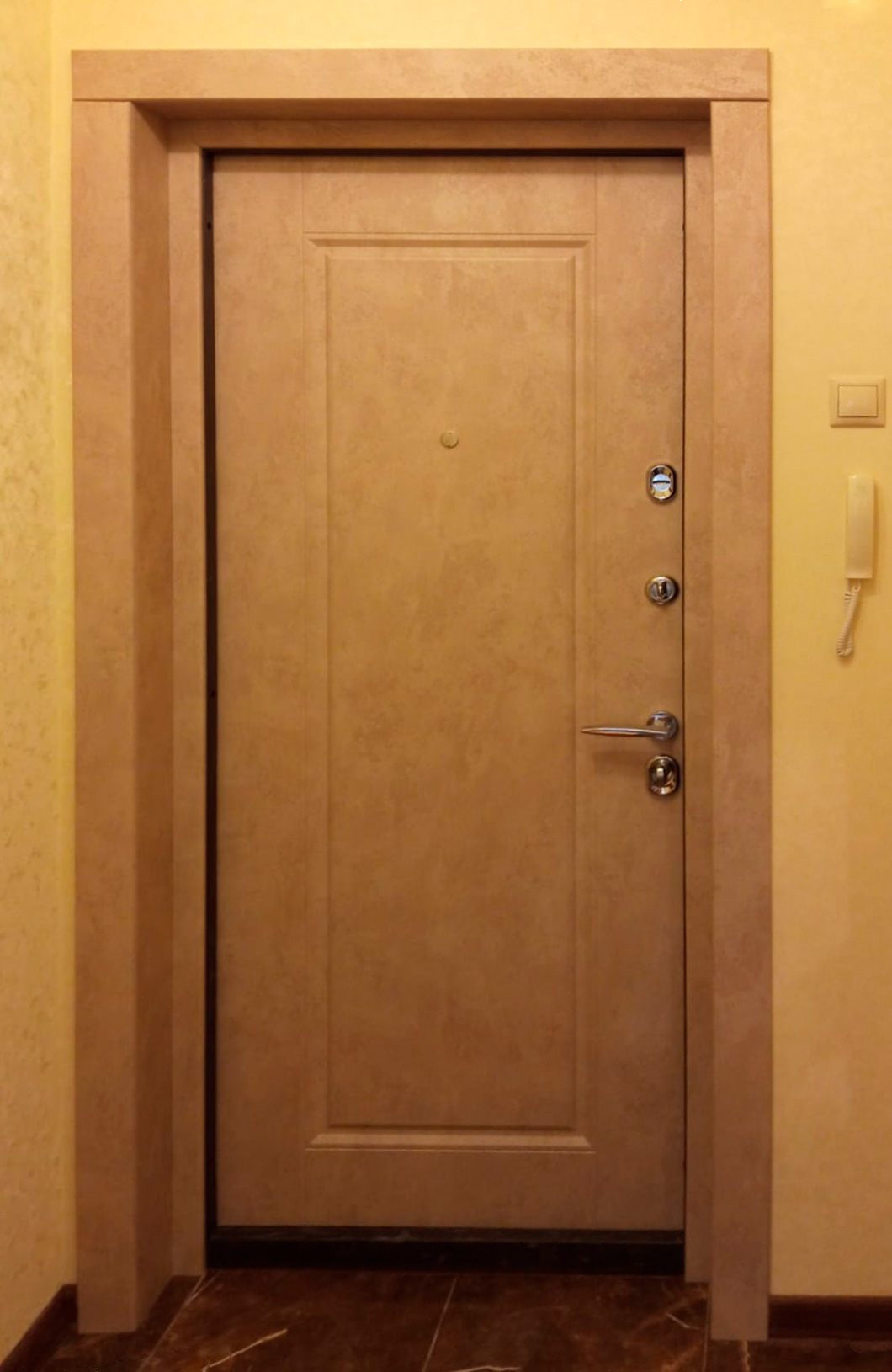 Входная дверь в квартиру 378АР1 вид изнутри