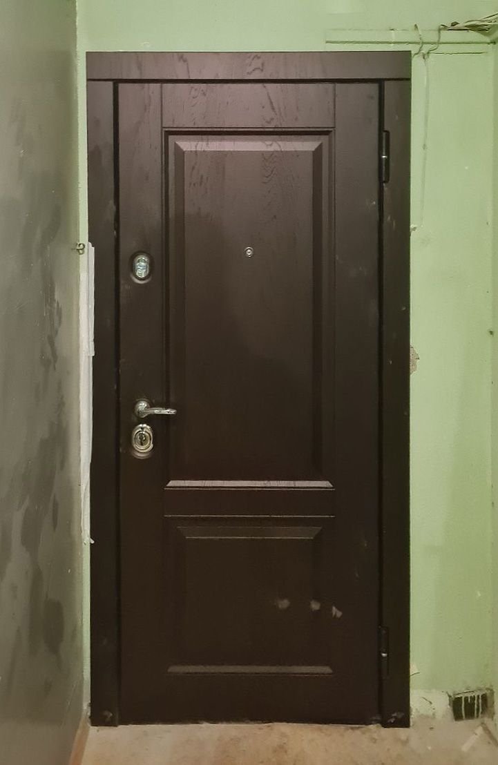 Входная дверь в квартиру Скарлет вид снаружи