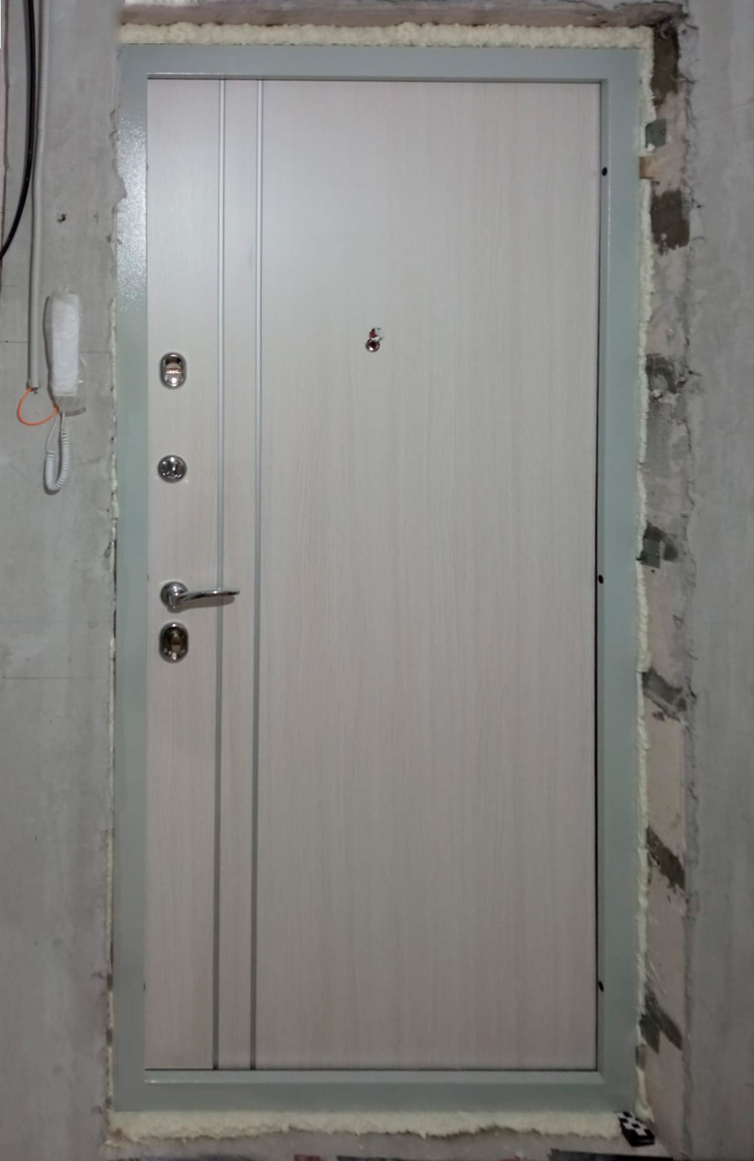 Входная дверь в квартиру 344АР1 вид изнутри