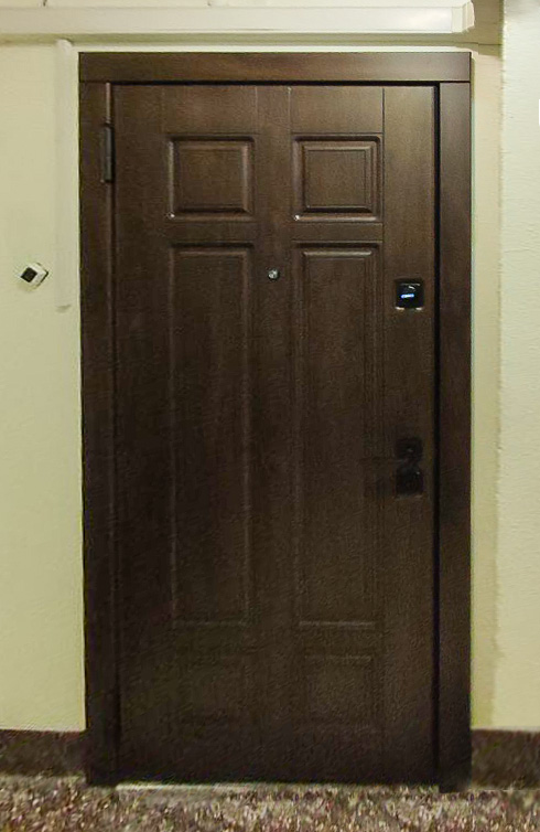 Входная дверь в квартиру 319АР1 вид снаружи