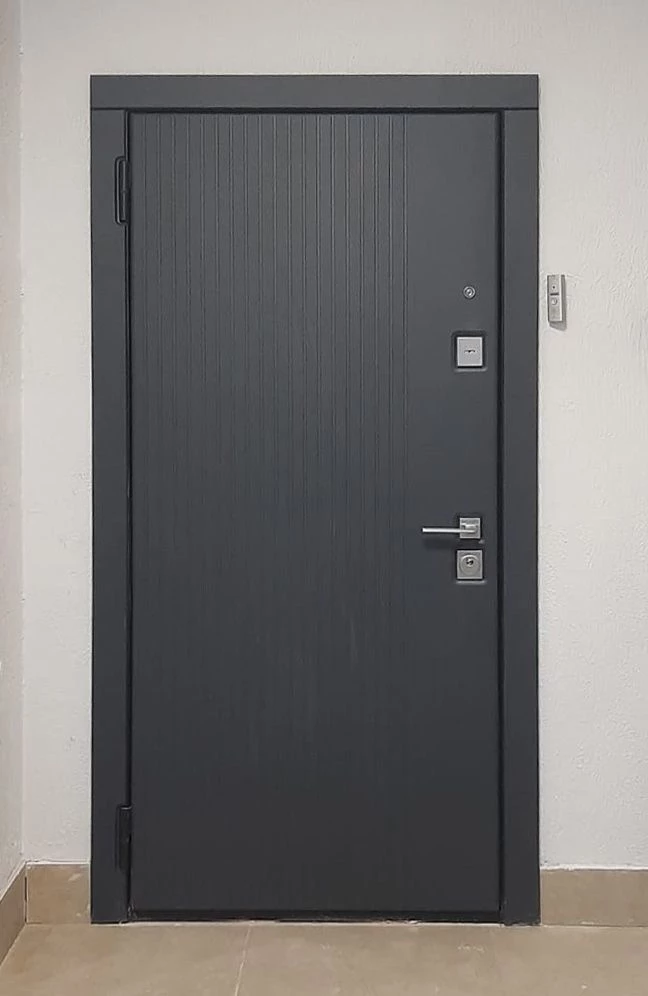Входная дверь в квартиру 455АР1 вид снаружи