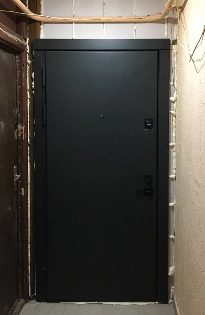 Входная дверь в квартиру 768АР1 вид снаружи