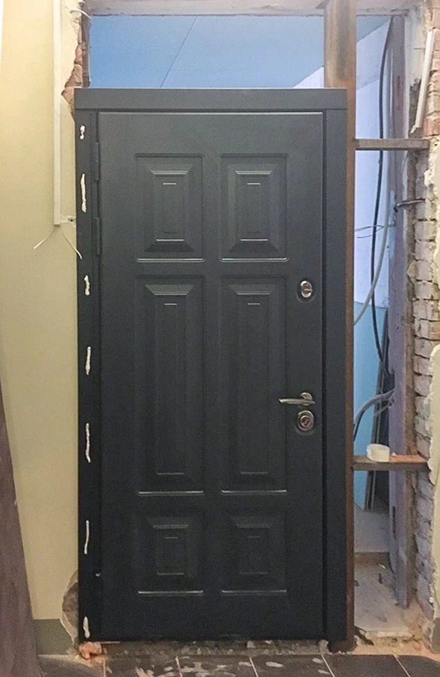 Входная дверь в квартиру 862АР1 вид снаружи