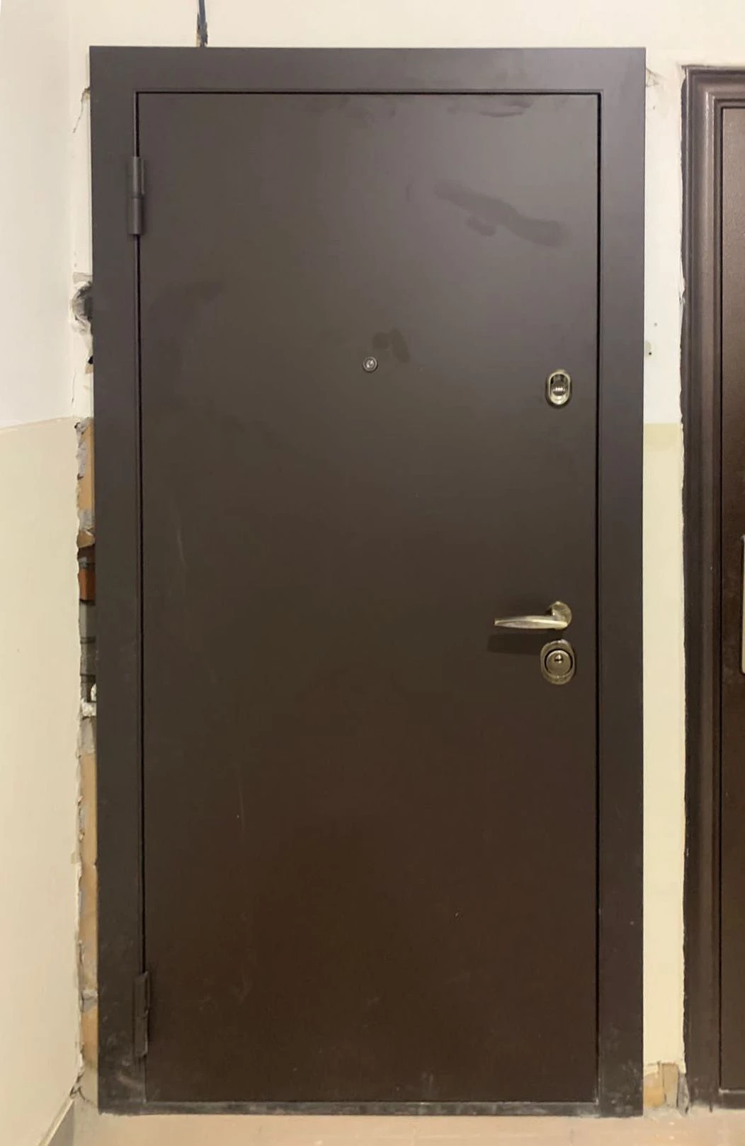 Входная дверь в квартиру 496АР1 вид снаружи
