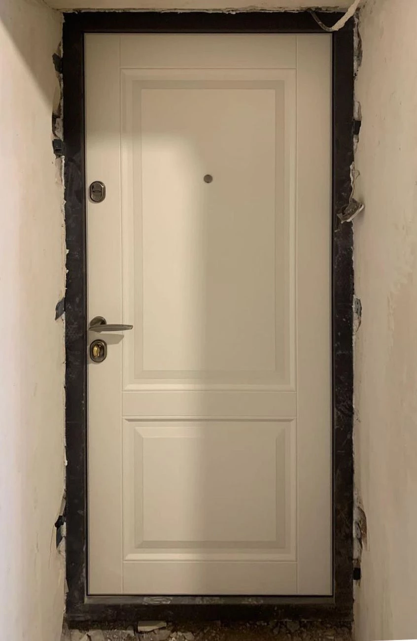 Входная дверь в квартиру 496АР1 вид изнутри